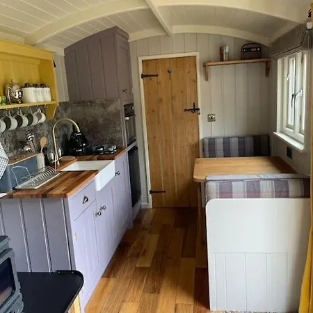 Bathsheba, Luxurious Shepherds Hut Set In Todber A Hamlet Set In Thomas Hardy'S Iconic Rural Dorset Exterior photo