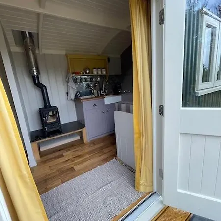 Bathsheba, Luxurious Shepherds Hut Set In Todber A Hamlet Set In Thomas Hardy'S Iconic Rural Dorset Exterior photo