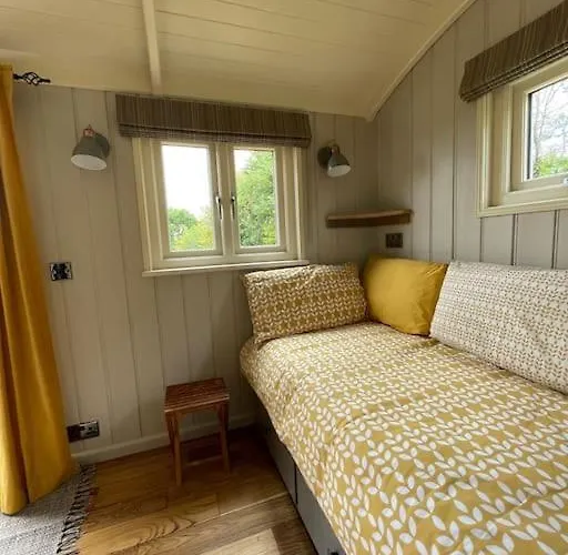 Bathsheba, Luxurious Shepherds Hut Set In Todber A Hamlet Set In Thomas Hardy\'S Iconic Rural Dorset